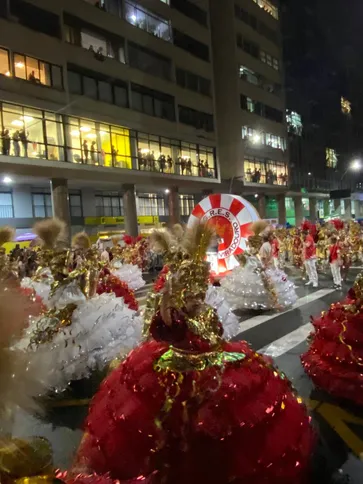 A escola desfilou com as fantasias usadas no desfile oficial na Marquês de Sapucaí