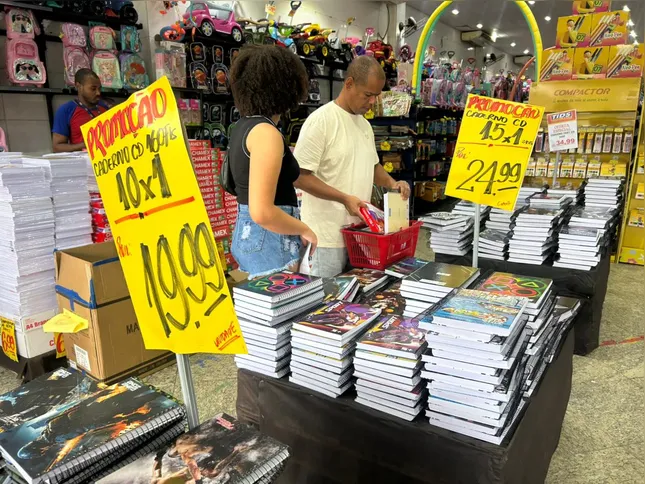 Esse é o primeiro ano em que Cláudio faz as compras do material escolar com a filha