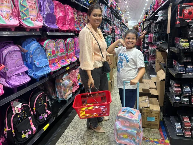 Juliana estava ao lado da filha durante as compras da lista de material escolar
