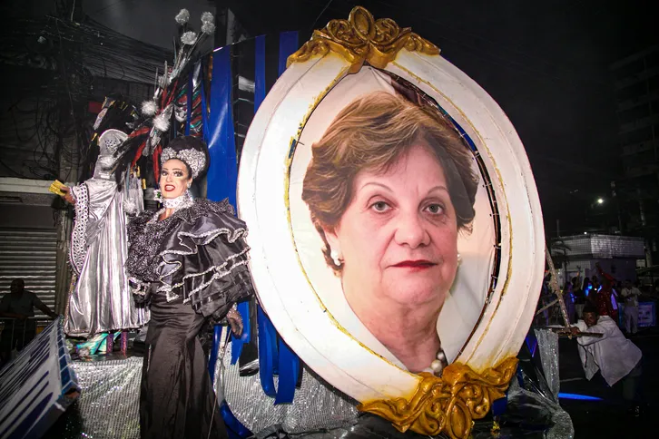 Alegoria com o  rosto da professora Marlene Salgado de Oliveira emocionou o público