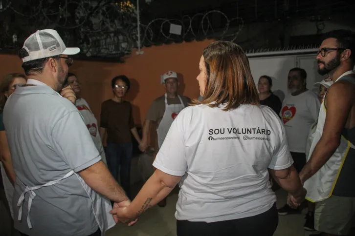 Imagem ilustrativa da imagem Voluntariado: Conheça a Turma da Sopa, que há 13 anos entrega refeições nas ruas de Niterói