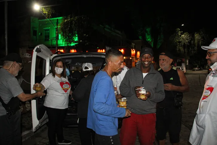 Imagem ilustrativa da imagem Voluntariado: Conheça a Turma da Sopa, que há 13 anos entrega refeições nas ruas de Niterói