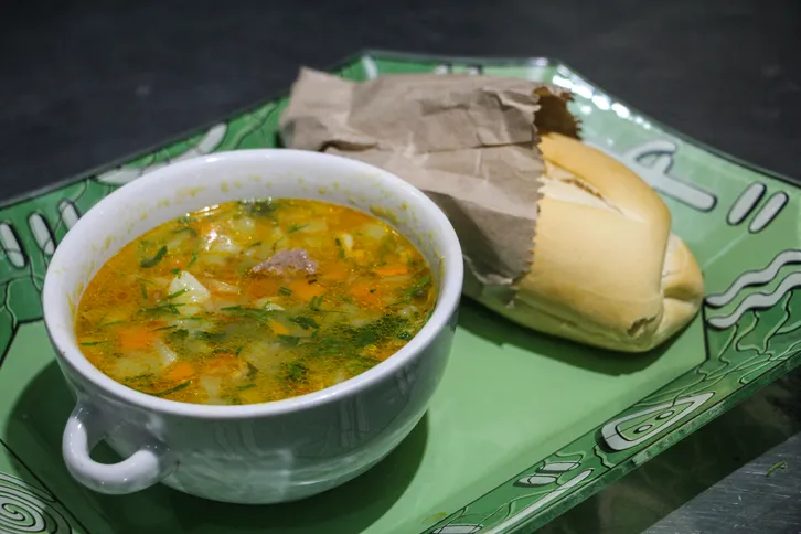 Imagem ilustrativa da imagem Voluntariado: Conheça a Turma da Sopa, que há 13 anos entrega refeições nas ruas de Niterói