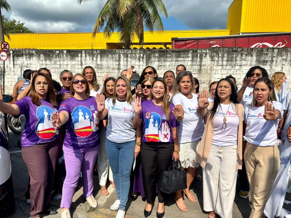 A mobilização foi convocada pelas redes sociais e ganhou ainda mais força após a própria Alana se pronunciar, pedindo a presença de apoiadores no local