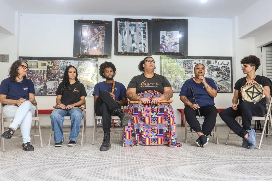 O projeto utiliza o ensino da música clássica como ferramenta de transformação, oferecendo formação gratuita para crianças e jovens