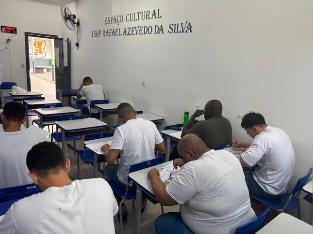 Imagem ilustrativa da imagem 2.268 presos fazem prova da UERJ para ingresso em 2027
