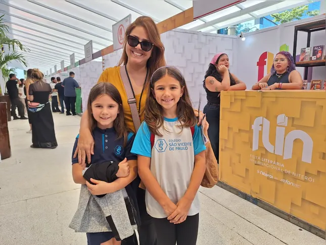 Juliana levou as filhas para o evento