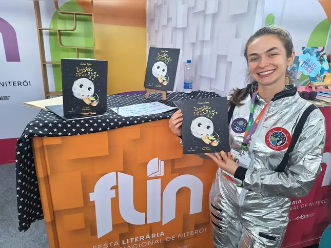 Larissa Lopes é produtora cultural e está como expositora na FLIN