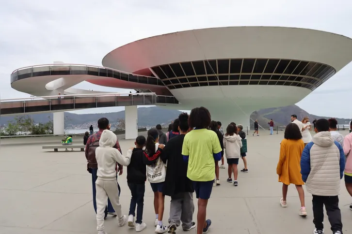 Imagem ilustrativa da imagem Alunos do Clin Social visitam Caminho Niemeyer e MAC em Niterói