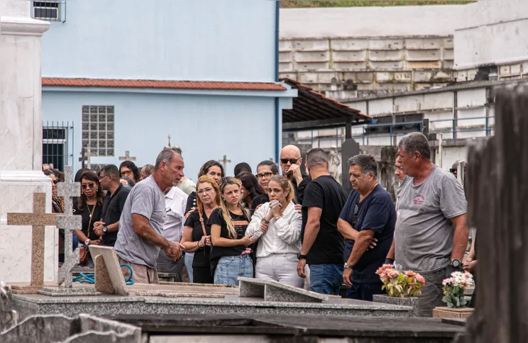 Familiares preferiram não dar entrevistas; o cortejo foi marcado pela emoção dos presentes