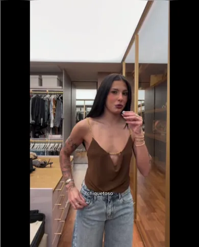 Ana Castela se arrumando para date coma  amiga