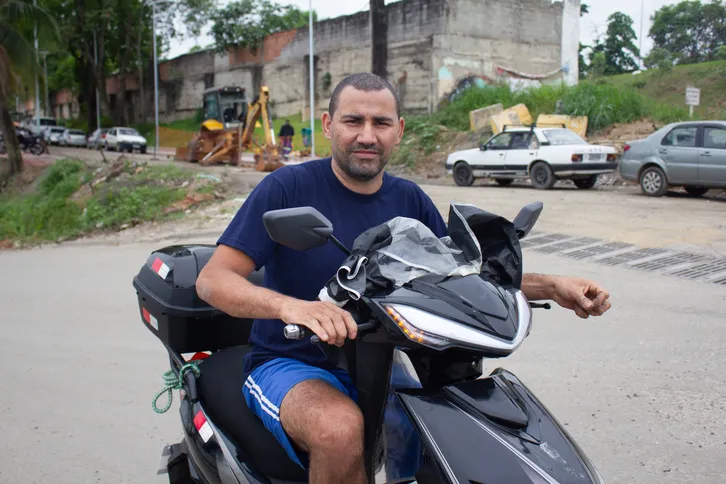 Motorista de ônibus conta que com as obras as pessoas podem trafegar com outros veículos