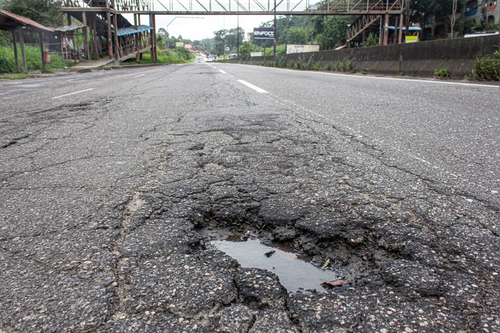 Imagem ilustrativa da imagem Buracos, acidentes e insegurança: motoristas denunciam condições da RJ-104