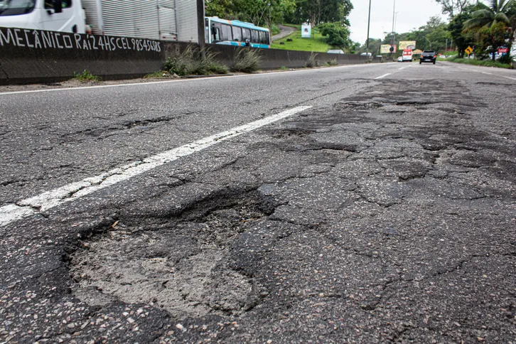 Imagem ilustrativa da imagem Buracos, acidentes e insegurança: motoristas denunciam condições da RJ-104