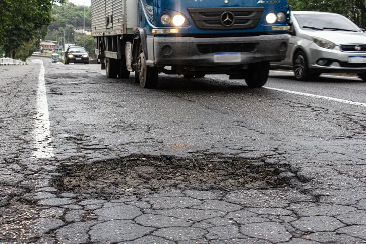 Buracos podem ser vistos ao longo de toda a rodovia