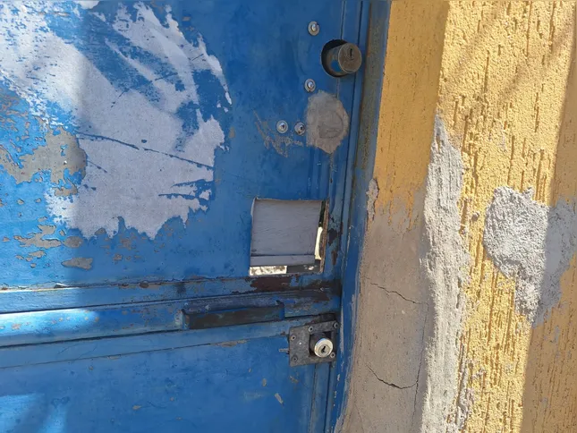 Morador teve que trocar fechadura do portão pois os criminosos tentaram estourar a antiga