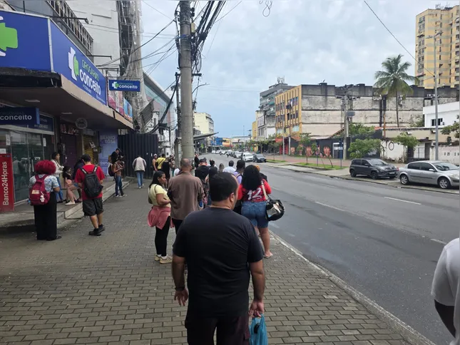 Passageiros reclamam de demora dos ônibus e lotação