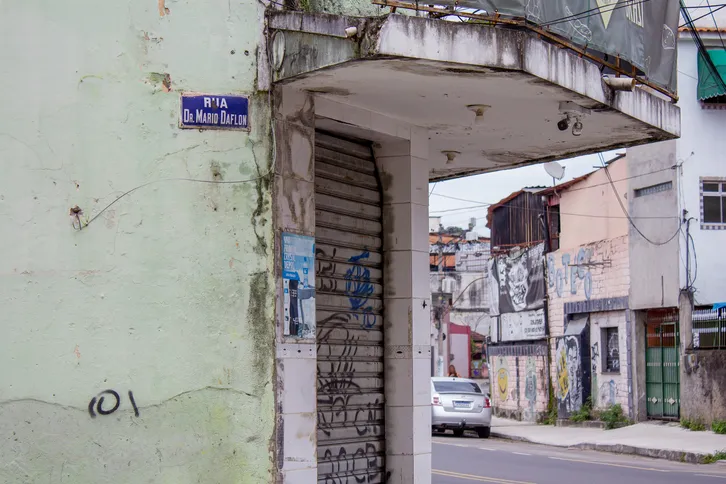 Após o crime, o grupo fugiu do local. O comerciante não resistiu aos ferimentos e morreu dentro do estabelecimento.