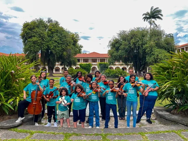 Imagem ilustrativa da imagem Crianças e adolescentes de projeto social de Itaguaí levam a música brasileira à Itália