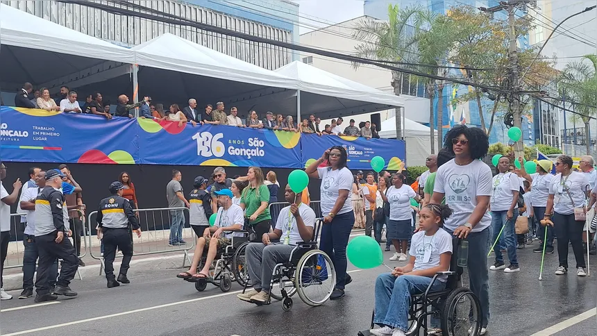 Imagem ilustrativa da imagem Desfile de 136 anos de São Gonçalo começa no Centro da cidade