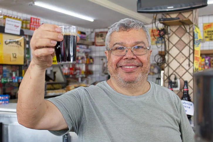 Durval Alves, dono de padaria, conta que o café coado é o mais pedido