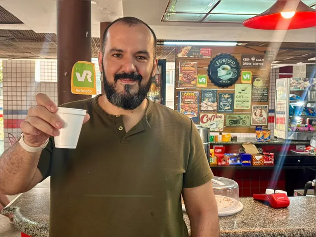Enfermeiro e estudante universitário conta que toma de 15 a 16 xícaras de café por dia