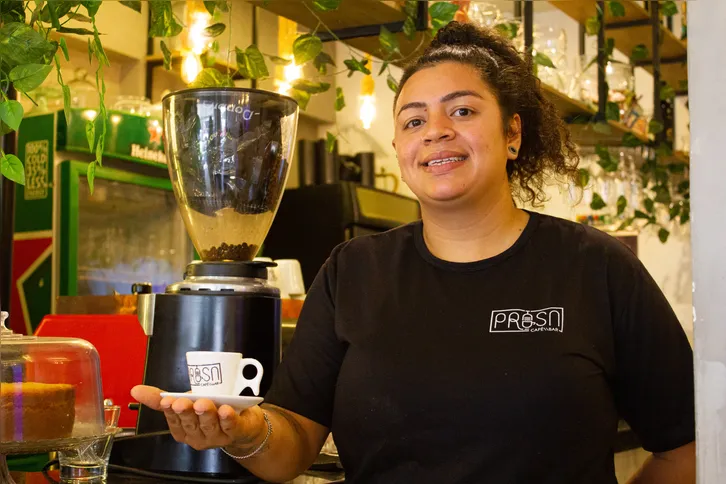 Tainara Marins, explica que apesar do café coado ser o mais pedido, o cappuccino também é um dos queridinhos dos clientes