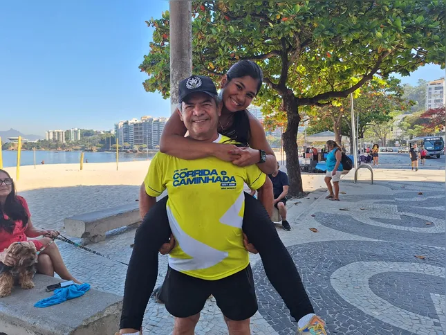 Aldecir Jerônimo (62) e Aline (22) fazem caminhadas e corridas regularmente