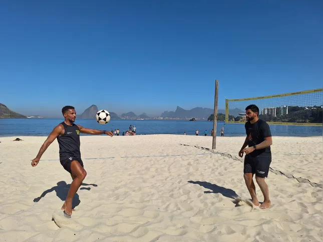 Vinícius (à esquerda) mudou completamente seu estilo de vida