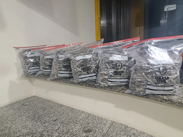 Dois suspeitos foram presos com cerca de 18,1 quilos de maconha