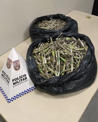 Imagem ilustrativa da imagem Dupla é presa com 18 quilos de maconha em carro