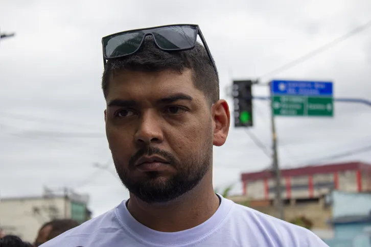 Imagem ilustrativa da imagem Enterro de motoboy morto por policiais é marcado por emoção e indignação