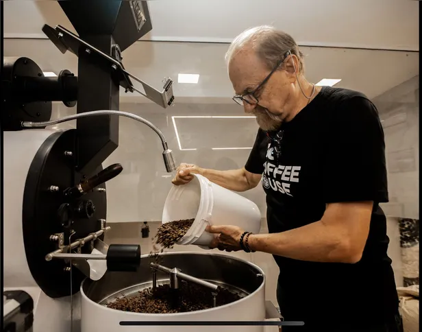 Imagem ilustrativa da imagem Família de mestres de torra carioca promove prêmio para eleger o melhor café do Rio