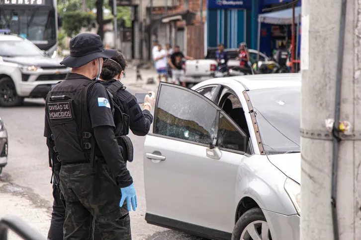 Imagem ilustrativa da imagem Familiares acompanham retirada de corpo de homem morto em confronto com a PM em São Gonçalo