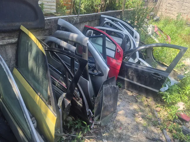 No interior do ferro-velho, foram encontrados veículos parcialmente desmontados, motores e diversas peças automotivas