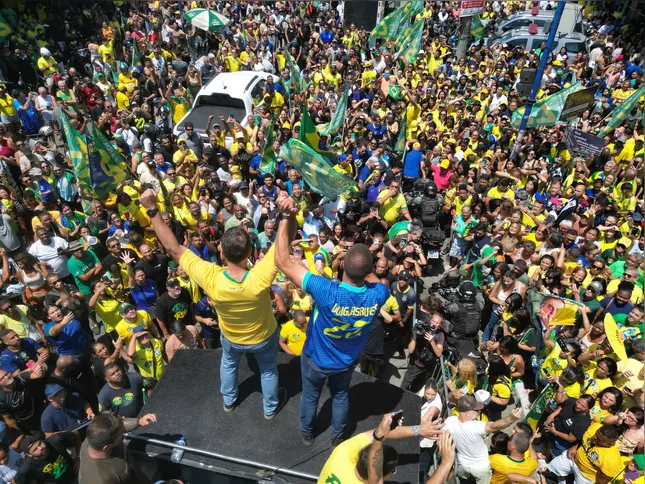 Os candidatos percorreram o local em um  trio elétrico
