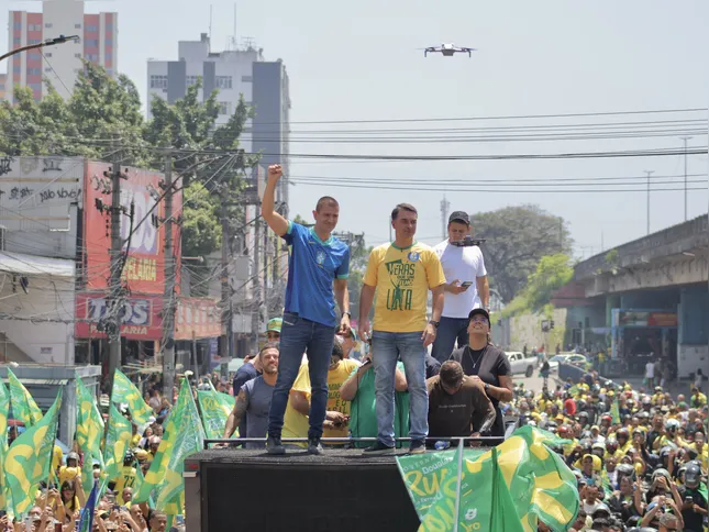 Douglas Ruas e Flávio Bolsonaro foram recebidos por uma multidão em São Gonçalo