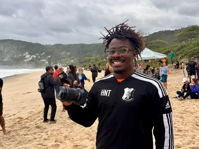 Imagem ilustrativa da imagem Frio não espanta público e Itacoatiara Big Wave reúne fãs do surfe em Niterói