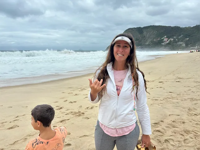 Imagem ilustrativa da imagem Frio não espanta público e Itacoatiara Big Wave reúne fãs do surfe em Niterói