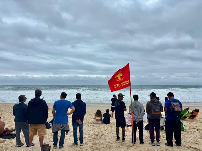 Imagem ilustrativa da imagem Frio não espanta público e Itacoatiara Big Wave reúne fãs do surfe em Niterói