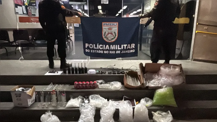 Material apreendido pela PM durante ação na comunidade do Risca Faca, em Inoã