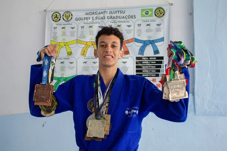 A primeira medalha teve um significado maior do que o resultado. Andrey se emocionou ao perceber que havia alcançado algo que antes acompanhava apenas pela internet, vendo outros atletas com medalhas e troféus.