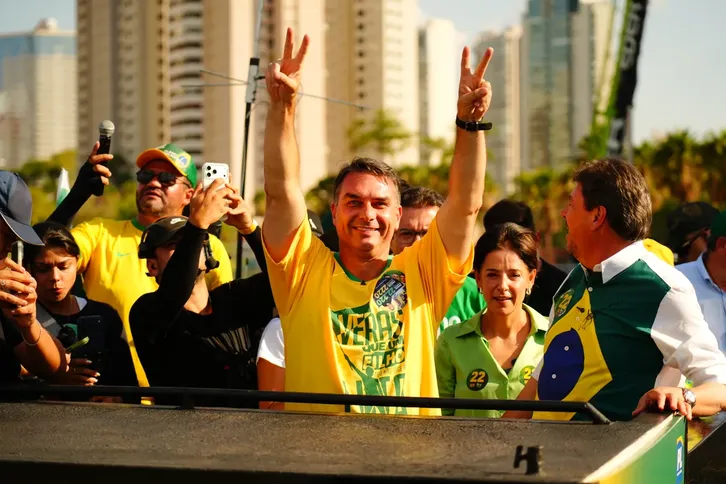 Flávio  Bolsonaro manteve disputa acirrada com Lula ao longo da campanha
