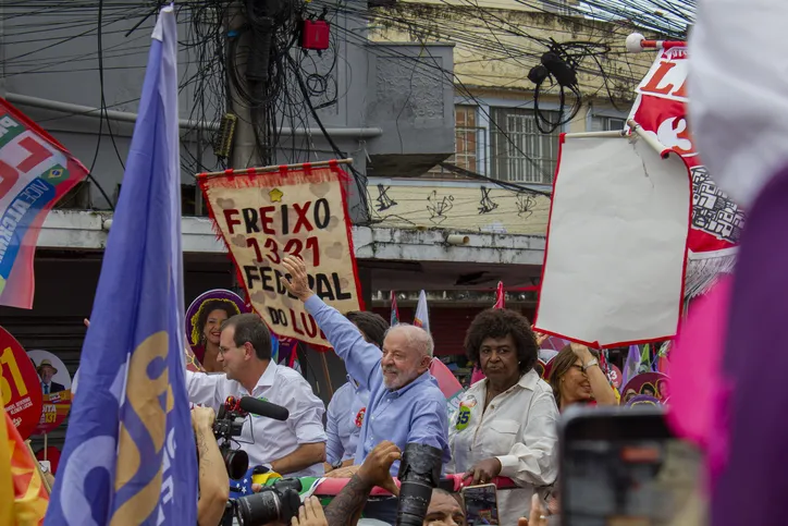 Lula participa de ato político e reúne multidão no Centro de São Gonçalo