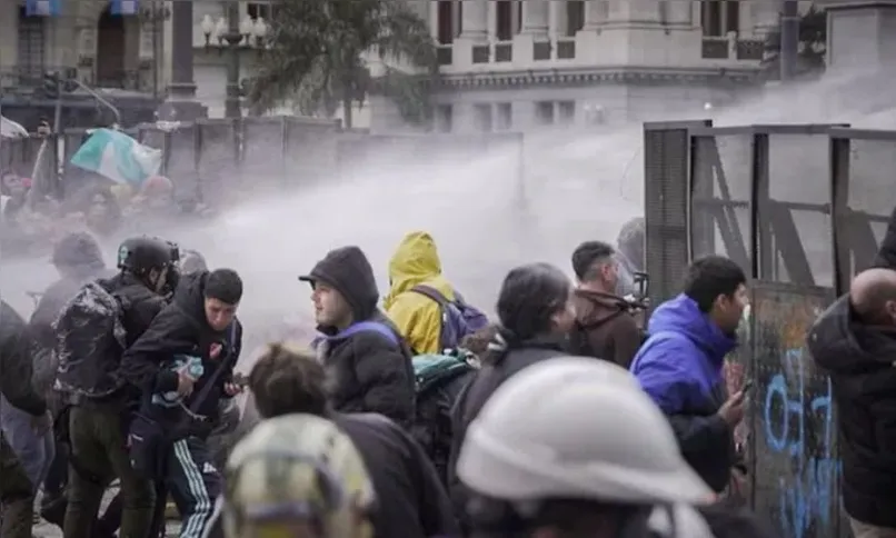 Protesto em Buenos Aires resulta em conflitos e uso de gás lacrimogêneo