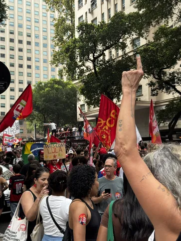 Imagem ilustrativa da imagem Manifestantes realizam ato no Centro do Rio em apoio a Lula no segundo turno