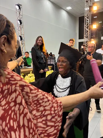 “Nessa época, eu trabalhava varrendo as ruas de Bacaxá e, à noite, ia estudar. Eu só passava em casa para tomar um banho antes e trocar de roupa”, contou.