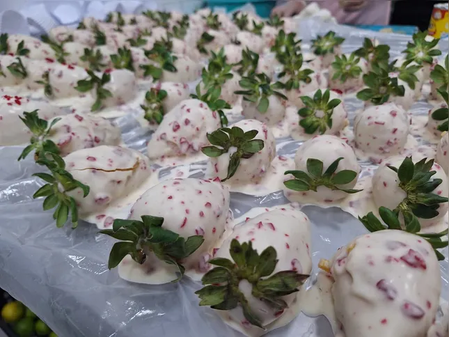 Morango com ninho, pedaços de caramelo vermelho e chocolate branco é a combinação que conquistou o paladar do público
