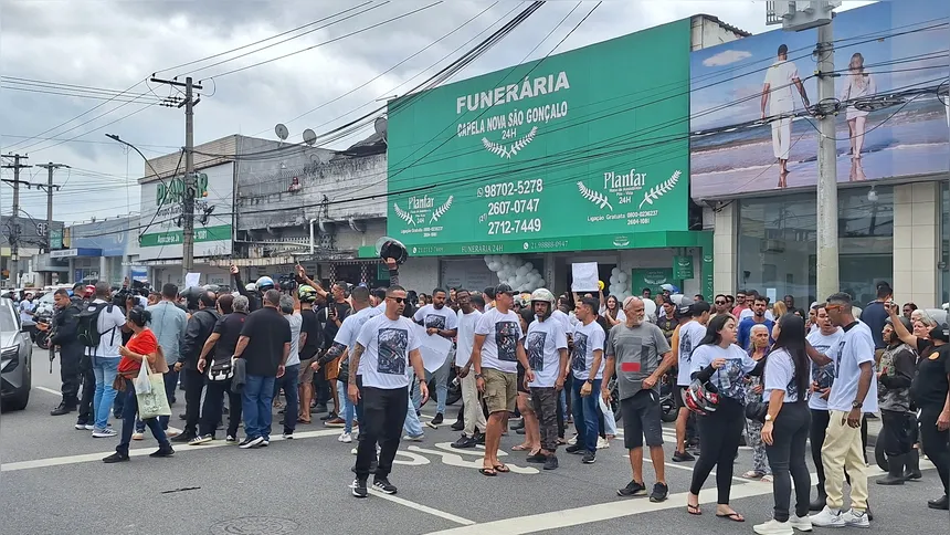 Centenas de pessoas acompanham o velório de Danilo Jander Francisco Alves