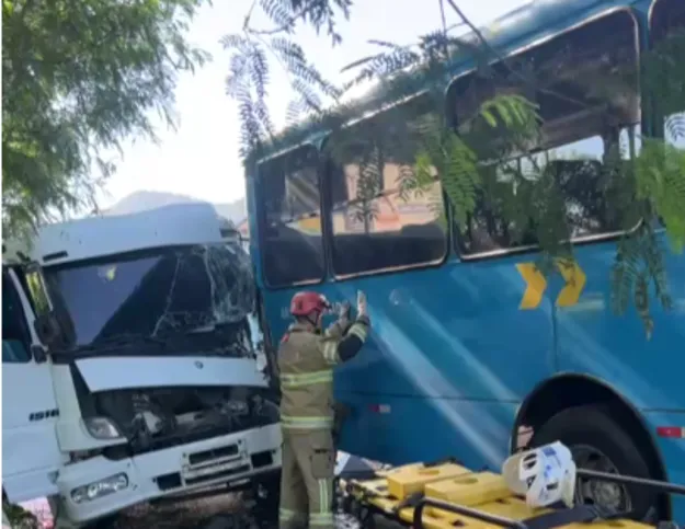 Imagem ilustrativa da imagem Motorista fica preso às ferragens após engavetamento na RJ-106, em Maricá